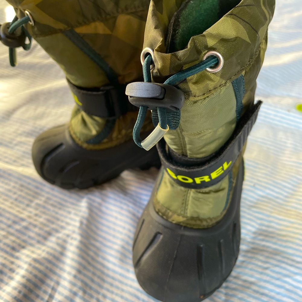 Like new sorel camo toddler snow boots size 5